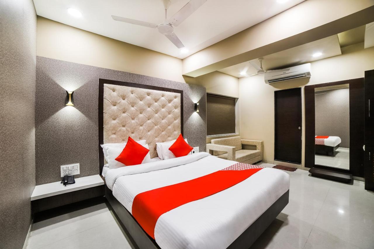 Capital O 41587 Hotel Airport Inn One Amhedabad Dış mekan fotoğraf