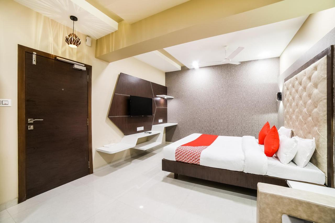 Capital O 41587 Hotel Airport Inn One Amhedabad Dış mekan fotoğraf