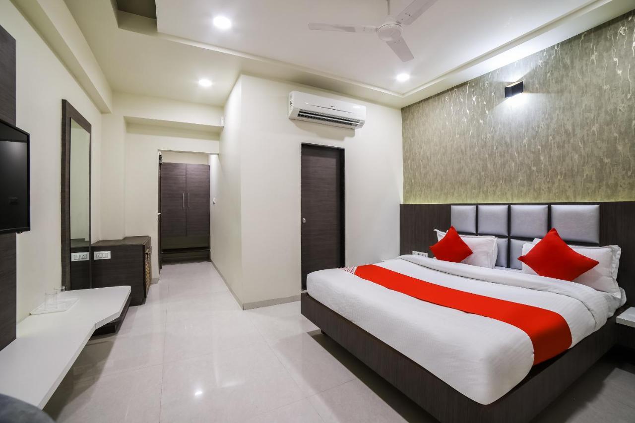 Capital O 41587 Hotel Airport Inn One Amhedabad Dış mekan fotoğraf