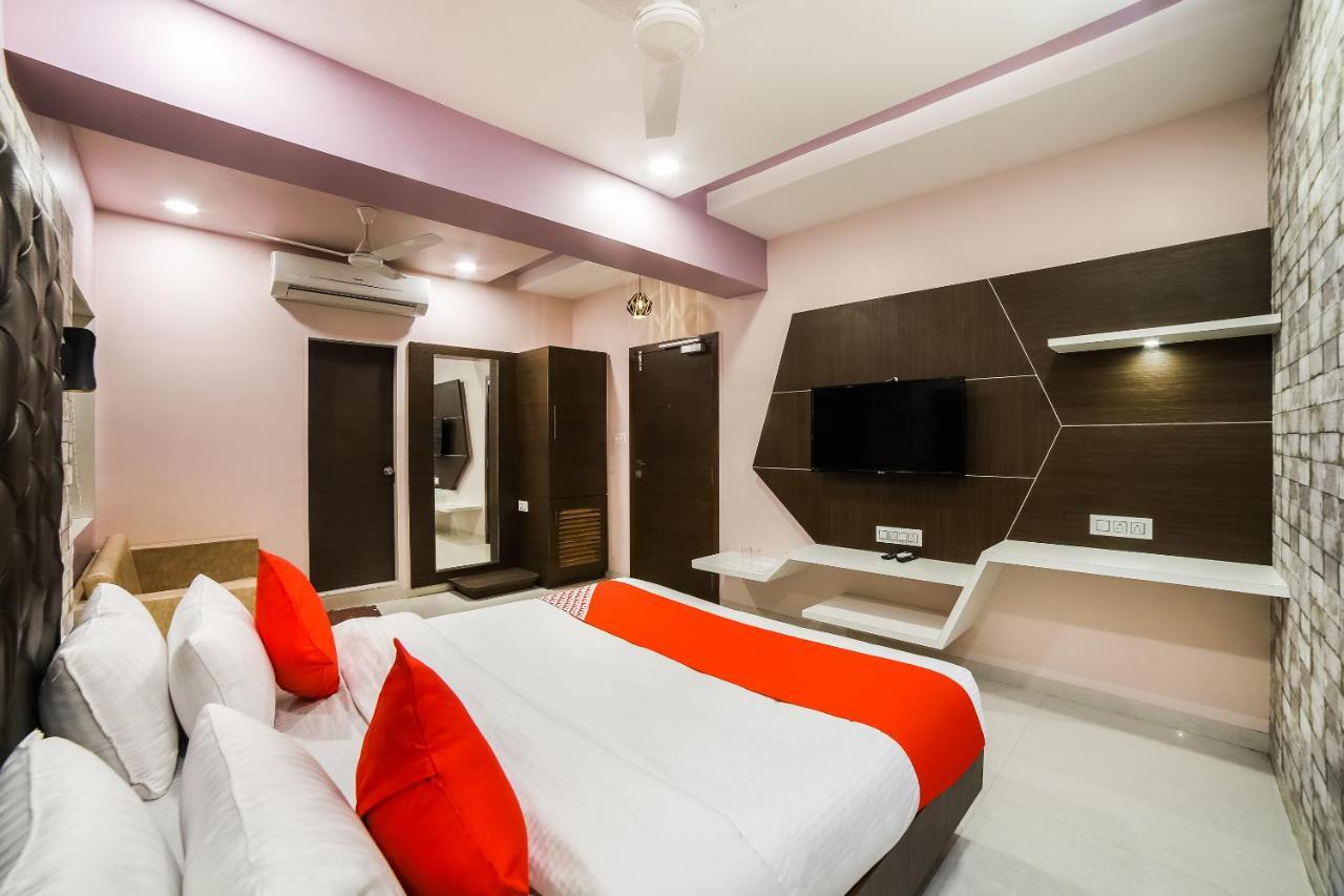 Capital O 41587 Hotel Airport Inn One Amhedabad Dış mekan fotoğraf