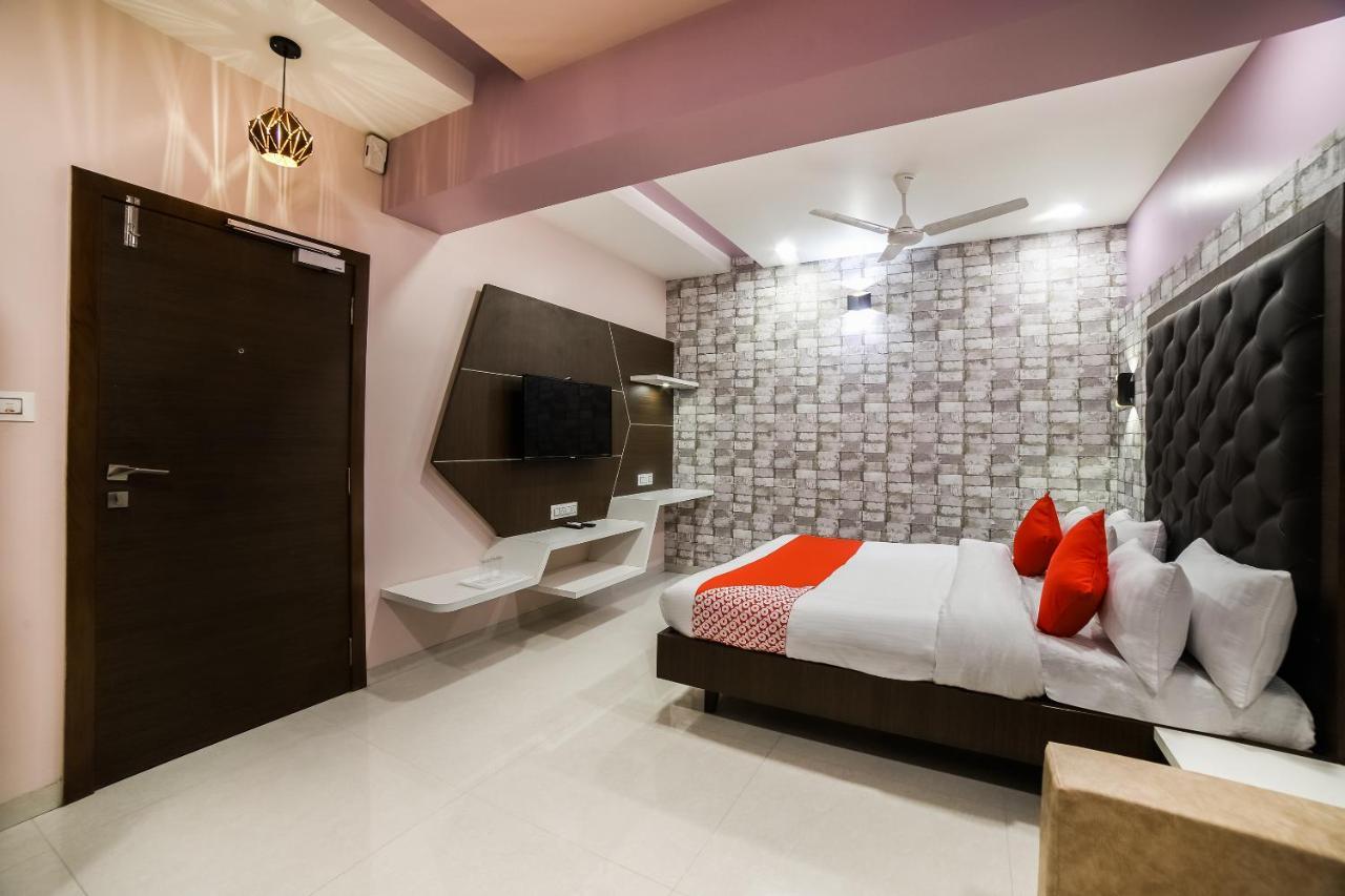 Capital O 41587 Hotel Airport Inn One Amhedabad Dış mekan fotoğraf