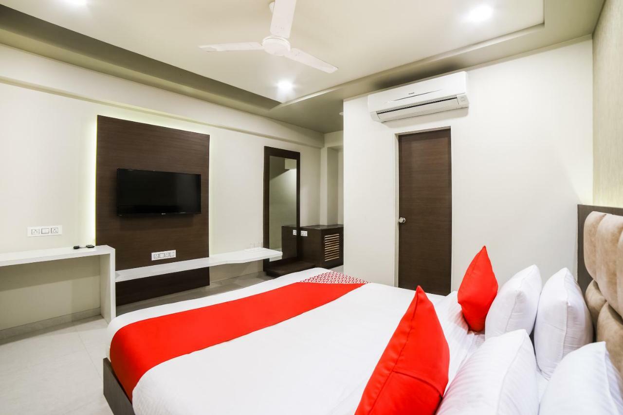 Capital O 41587 Hotel Airport Inn One Amhedabad Dış mekan fotoğraf